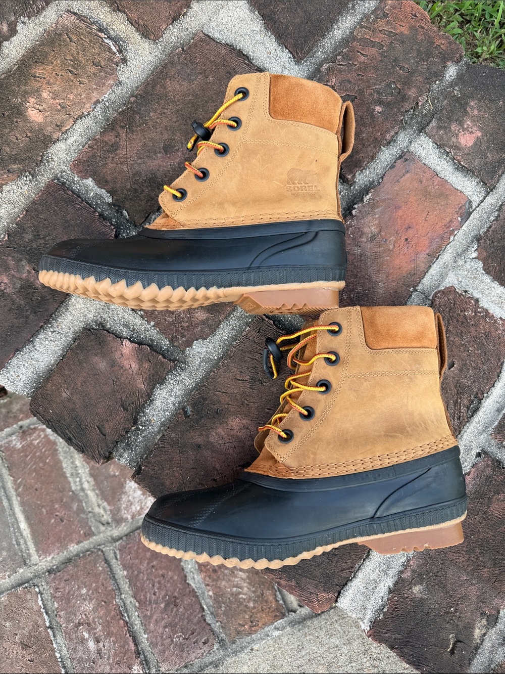 Sorel Tan and Black Lace-Up Duck Boots size 7 - Picture 9 of 11